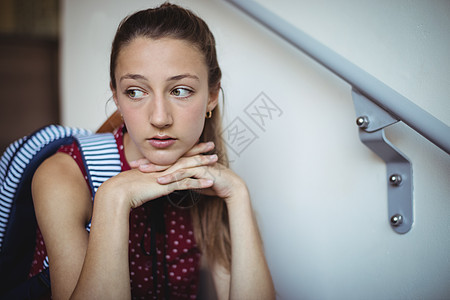 孤单坐在楼梯上的悲伤女学生图片