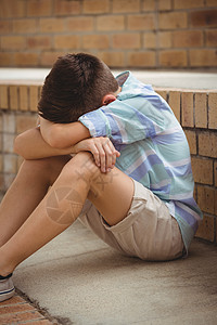 孤单坐在校园台阶上的可怜男孩休闲友谊悲哀脚步紧张悲伤男性失败楼梯专注图片