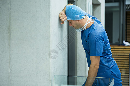 男外科大夫靠在电梯附近的墙上图片