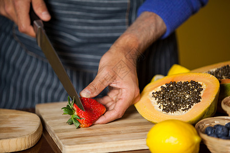 切草莓或柠檬在有机科切草莓的男性工作人员中流部人员背景