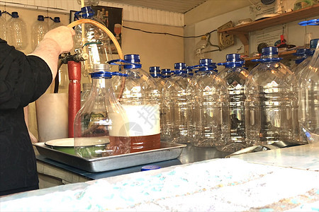将啤酒倒入塑料瓶泡沫啤酒厂食物机器液体玻璃酒保植物牛奶包装图片