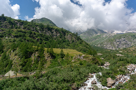 意大利阿尔卑斯山的迷航假期天空远足山脉旅游瀑布旅行背景图片