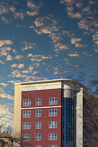 黄昏天空上的红砖办公室大楼图片