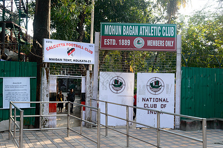 正门足球场 靠近体育场 2020 年 1 月印度西孟加拉邦加尔各答竞技场加尔各答足球联赛著名游乐场建筑学外观地方娱乐景观俱乐部商图片