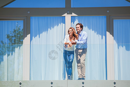 站在阳台上的情侣图片