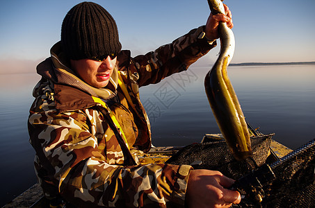 渔夫在湖里钓到一条鱼图片
