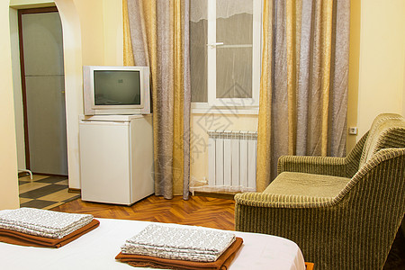 廉价旅馆内一间普通房间的内地;图片