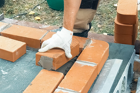 一个人建砖墙 布瑞克把解决方案放上工人男人劳动工匠水泥技术工作石工成人修理图片