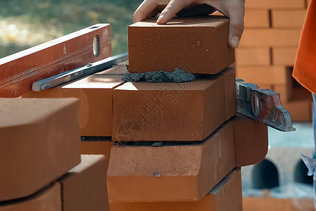 一个人建砖墙 布瑞克把解决方案放上活动技术建筑学房子建筑建筑工人水泥工作住房瓦工图片