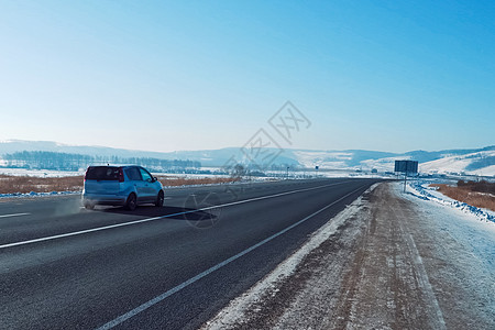 车 路冬季的汽车在赛道上暴风雪季节农村小路车辆状况运输天气街道旅行背景