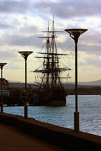 一艘旧帆船停泊在码头图片