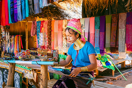 长脖族纺织泰国清莱省山区部落村的长颈克伦族妇女文化山地女性传统村庄旅行女士珠宝项链女孩背景