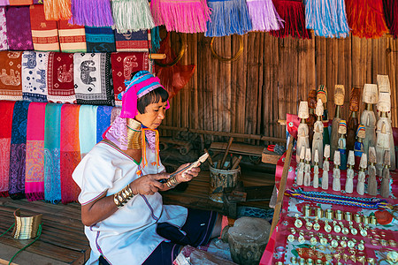 泰国清莱省山区部落村的长颈克伦族妇女文化爬坡村庄旅行山地项链珠宝女士脖子女孩图片