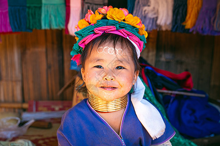 泰国清莱省山区部落村的长颈克伦族妇女女性女孩爬坡长颈旅行衣服山地脖子旅游村庄图片