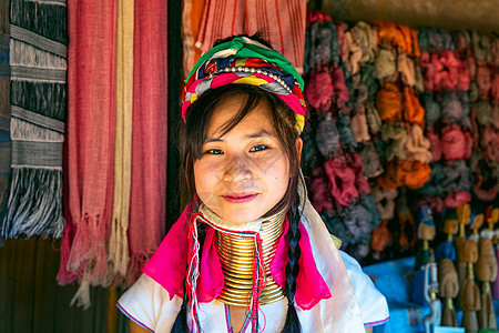 泰国清莱省山区部落村的长颈克伦族妇女旅行旅游爬坡女孩项链文化传统女士珠宝脖子图片