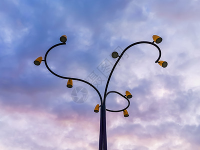 美丽的现代灯柱艺术品 色彩缤纷的天空 荷兰泽兰圣安娜兰的乡村建筑图片