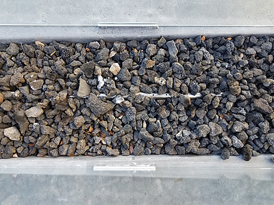 煤气壁炉的灰状石和金属管岩石天然气石头气体鹅卵石水泥管道加热玻璃金属图片