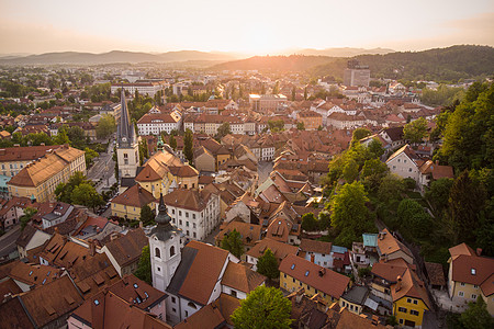 斯洛文尼亚首都卢布尔雅那的古老中世纪市中心的空中景象历史性天线堡垒景观大教堂全景山脉房屋场景日落图片