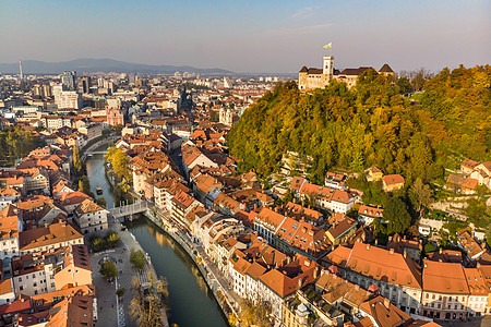 斯洛文尼亚首都卢布尔雅那市景 下午温暖的阳光下全景天线景观地标历史性城市堡垒教会建筑学国家图片