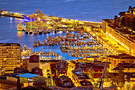 蒙特卡洛游艇港和丰富多彩的海滨金色黎明图片