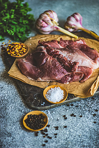 肉类烹饪概念食谱草本植物蔬菜香料食物砧板盘子胡椒粒胡椒子香菜图片