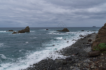 观察波浪和悬崖 靠近海岸风景山脉天空海岸线海浪海洋沿海地标支撑图片