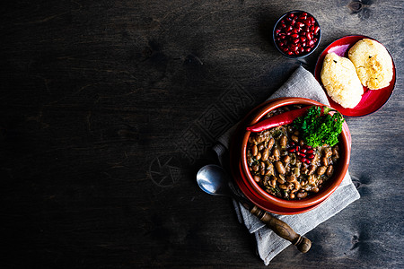 传统格罗吉亚菜桌子银器餐巾盘子餐具陶瓷红色毛巾食物香菜图片