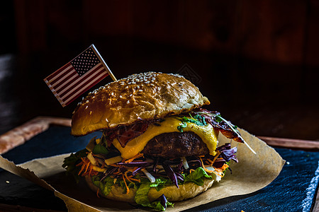美国古典汉堡汉堡芝麻芝士桌子蔬菜厨房馒头生菜面包小吃食物图片