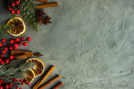 圣诞卡概念灰色桌子乡村红色食物浆果香料平铺橙子肉桂图片