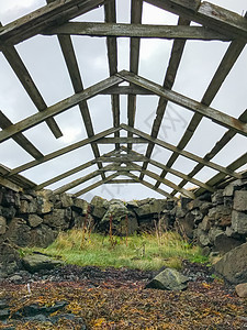 Westfjords屋顶上冰岛旧结构的船屋被炸飞图片