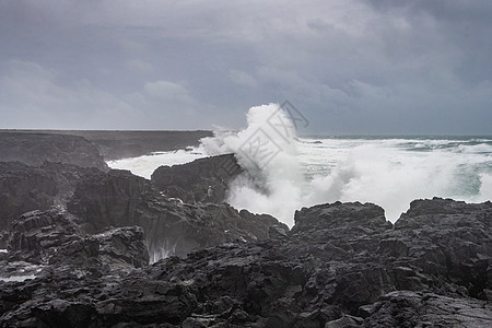 冰岛的岩浆熔岩池 巨大的波浪冲击黑堡萨海岸图片