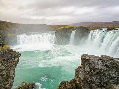 冰岛的戈达福斯瀑布 填满了绿绿水图片