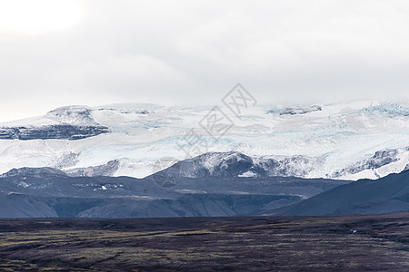 冰岛黑色熔岩场后面的Langjoekull冰川图片