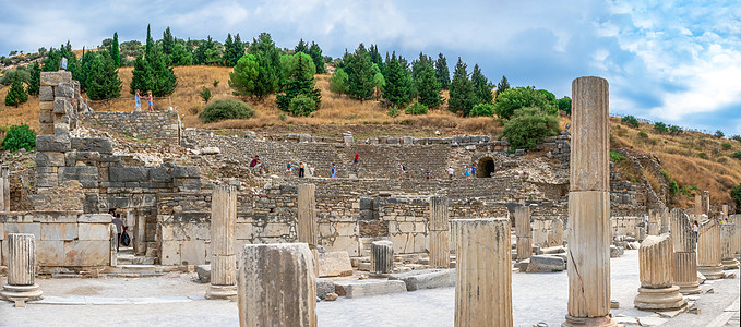 土耳其古代埃菲苏斯的普里塔尼废墟柱廊旅行结构考古学天空旅游火鸡岩石纪念碑建筑学图片