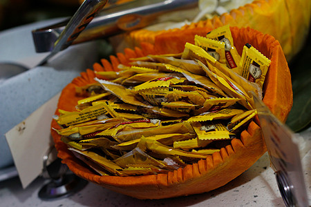 自助自助餐厅的草纸和美味美食糖果自助餐庆典健康饮食桌子婚礼宏观甜食水果盘子背景图片