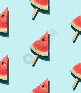 蓝色接缝板上的西瓜冰棒杂货店营养背景纺织图案强光平铺食物市场水果图片
