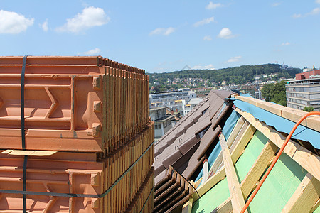 瑞士卢塞恩一栋房子的屋顶工作工人木材工具屋面住宅工艺天沟安装力量屋顶图片