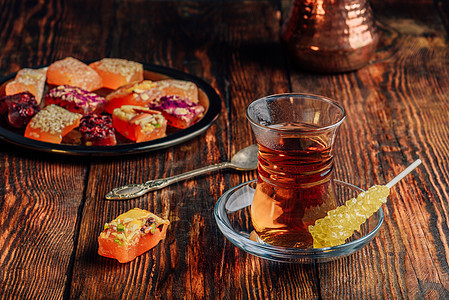 茶杯中含拉塔特罗库姆勺子芝麻花瓣情调浆果食物水晶咖啡店仪式糖果图片