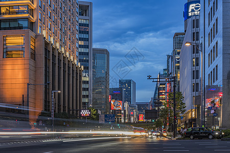 日比亚街十字路口的夜视图片