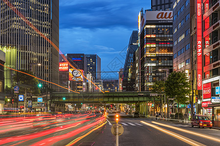通向银座区的Harumi街夜景指示牌摄影天空庭园建造城市位置高楼购物经济图片