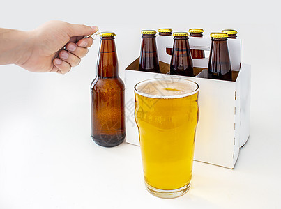 一个人开一个皮尔斯纳风格的瓶子 拉格棕色奶瓶西装包 盛满一品脱啤酒玻璃白色派对空白酒精酒吧绿色腹肌啤酒瓶饮料图片