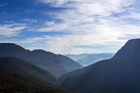希腊阿尔卡迪亚雾雾山的景象薄雾荒野阴霾森林旅行爬坡道顶峰蓝色地平线戏剧性图片