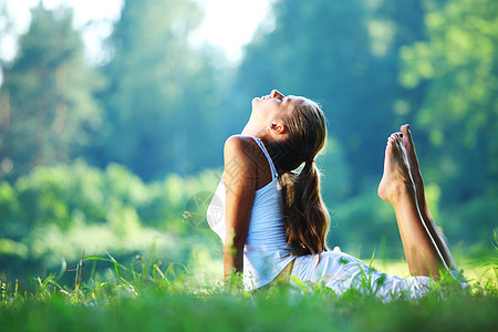 在公园的瑜伽妇女姿势冥想训练活力沉思运动女孩娱乐灵活性女性图片