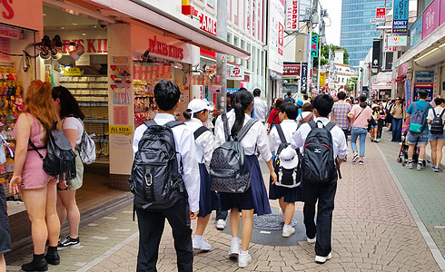 日本东京竹下街学生女学生青年文化女孩游客购物青少年原宿年轻人图片