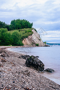 在河岸和悬崖的石头上 林地与背景农村远足海滩天空蓝色冒险荒野旅游日光风景图片