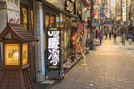 传统的木灯和蓝色金属入口门大门街区灯笼经济广告牌观光书店城市生活零售位置餐厅图片
