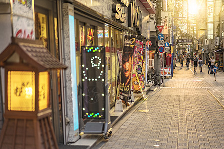 传统的木灯和蓝色金属入口门大门摄影购物街水平城市生活零售火车站书店街道店铺商店图片