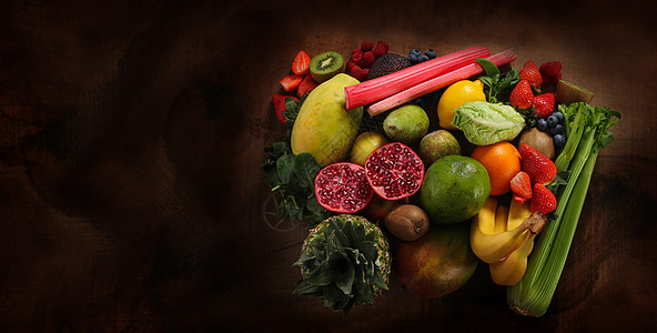 带复制空间的木板上紧闭健康食品和水果图片
