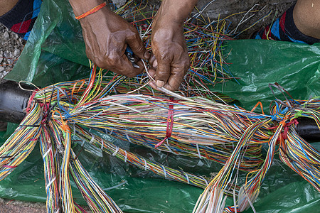修理地下电话线多色电线的技术员材料塑料电缆建筑学补给品光纤管子电源纤维力量图片