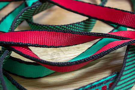 为了锚定和安全而攀岩时使用的一套尼龙吊索红绿绿色吊带带子架子齿轮绳索工业织带材料图片